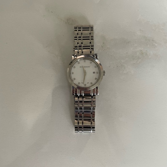 BURBERRY
Heritage Diamond Mother of Pearl Dial Stainless Steel Ladies Watch - Picture 4 of 11